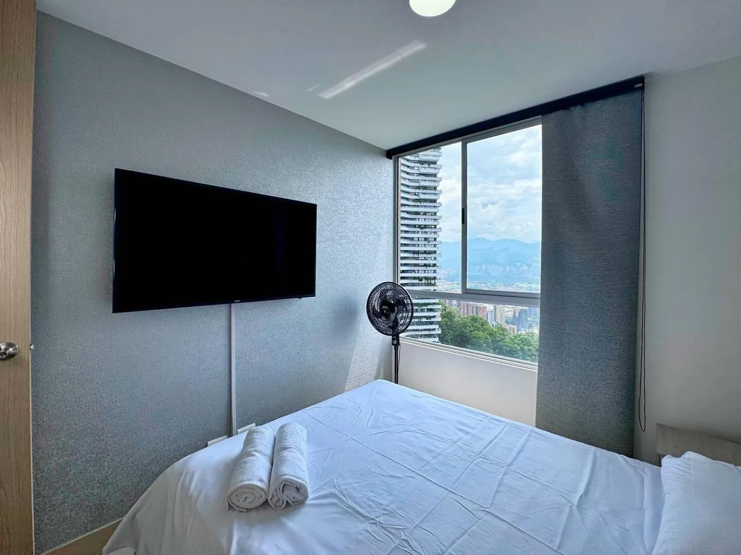3Br Panoramic Near Country Club El Poblado Apartment Medellin
